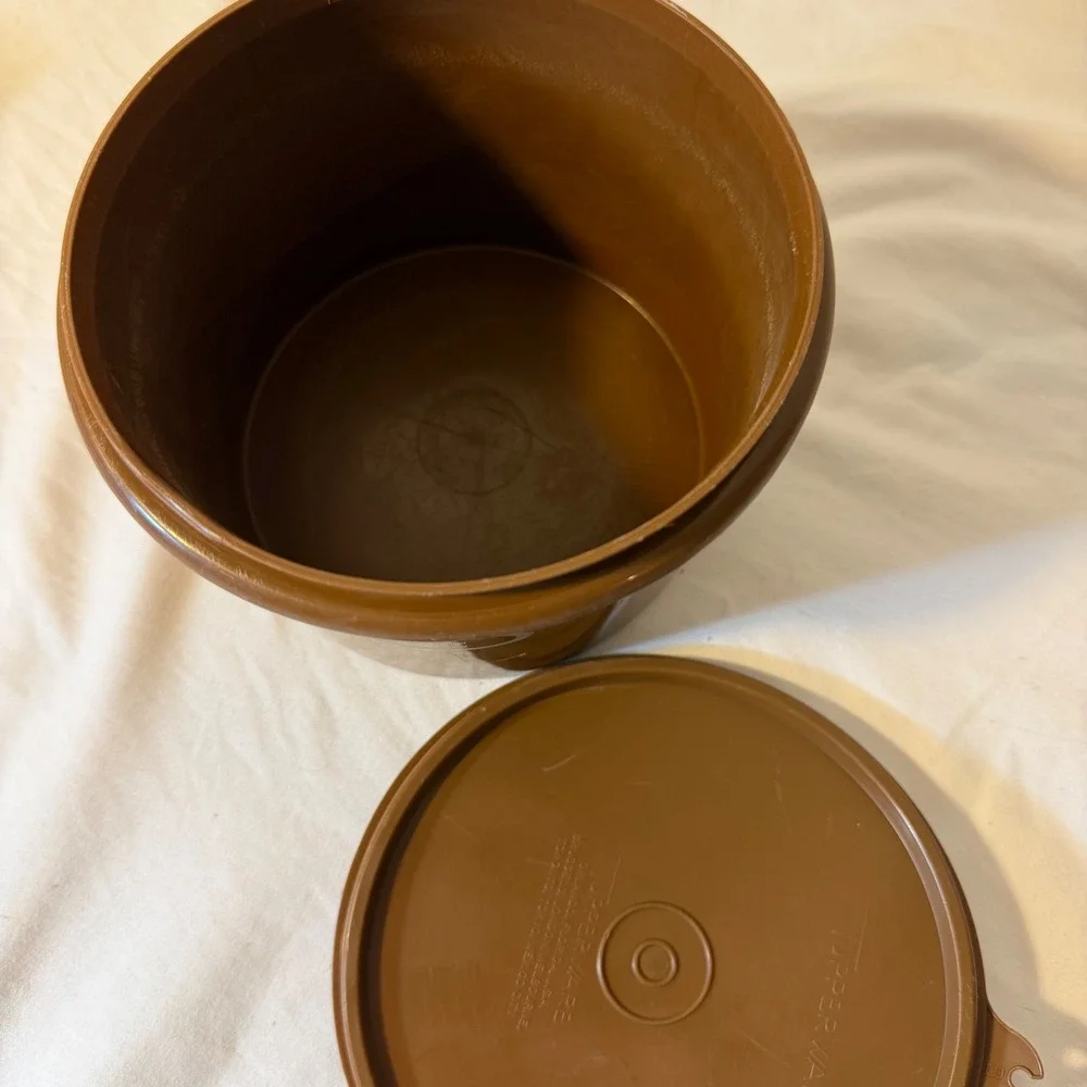 Vintage Tupperware Coffee Canister Brown Round Plastic Airtight Seal 236-26 USA